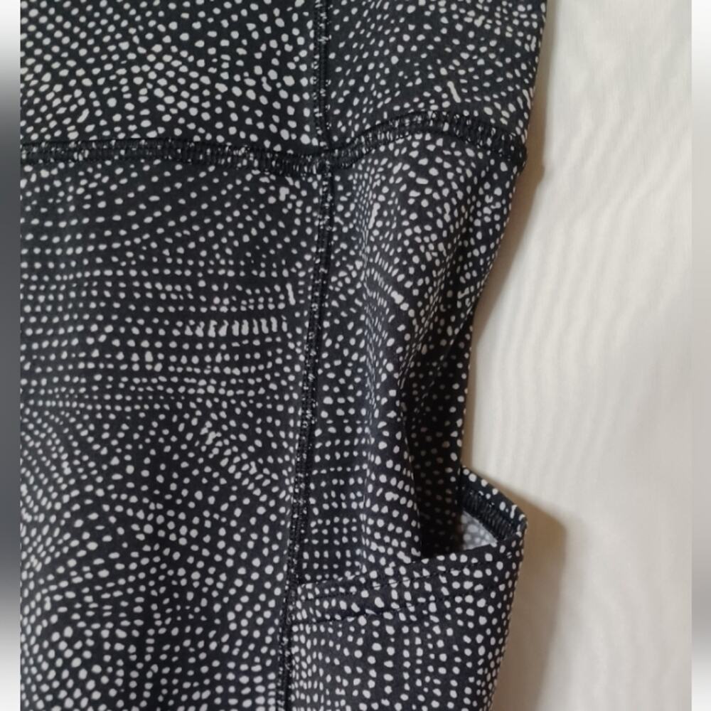 Lululemon Blue and Grey Nulux Fabric Crop Legging With Cut Out Hem.10 - Picture 4 of 12